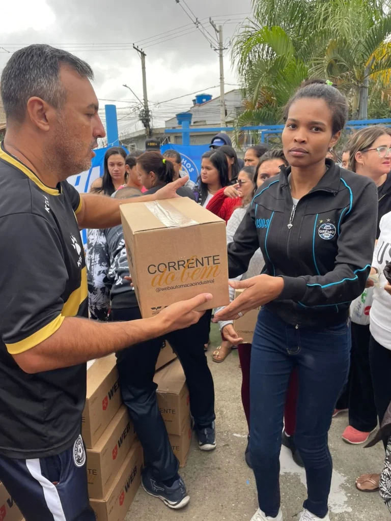 Entrega de cestas básicas da Corrente do Bem em Guarulhos