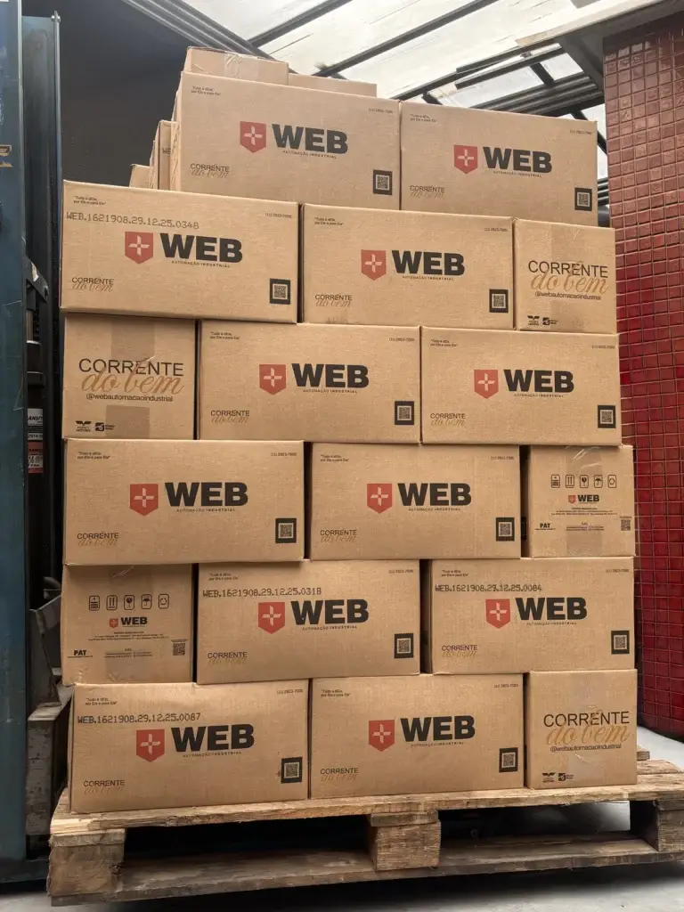 Palete com cestas básicas da Corrente do Bem prontas para a entrega