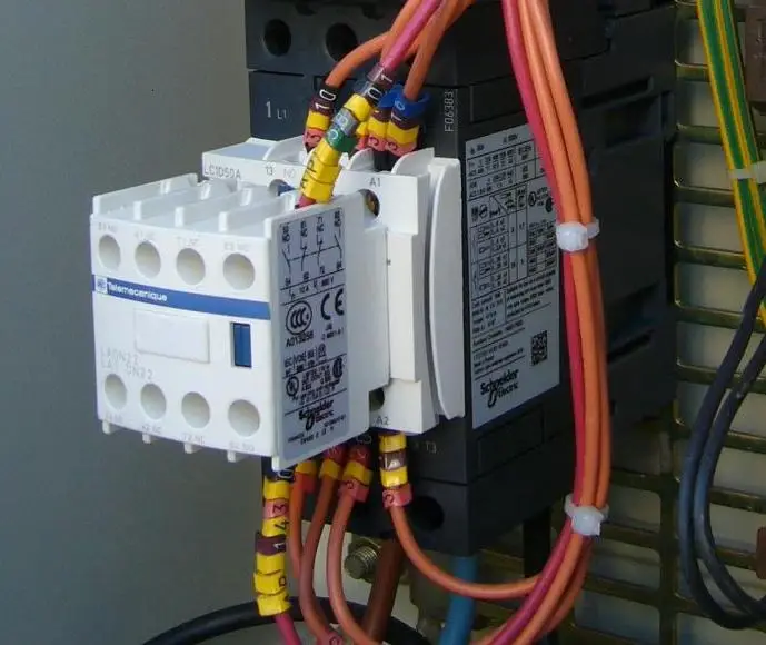 Contator Schneider Electric com bloco de contatos auxiliares instalado em painel