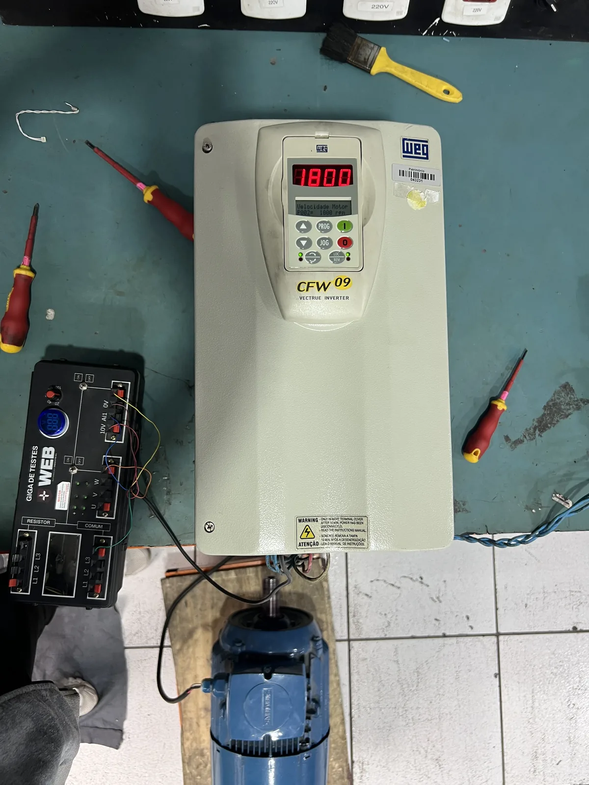 Inversor de frequência WEG CFW09 em teste na bancada, ligado à giga de testes da WEB