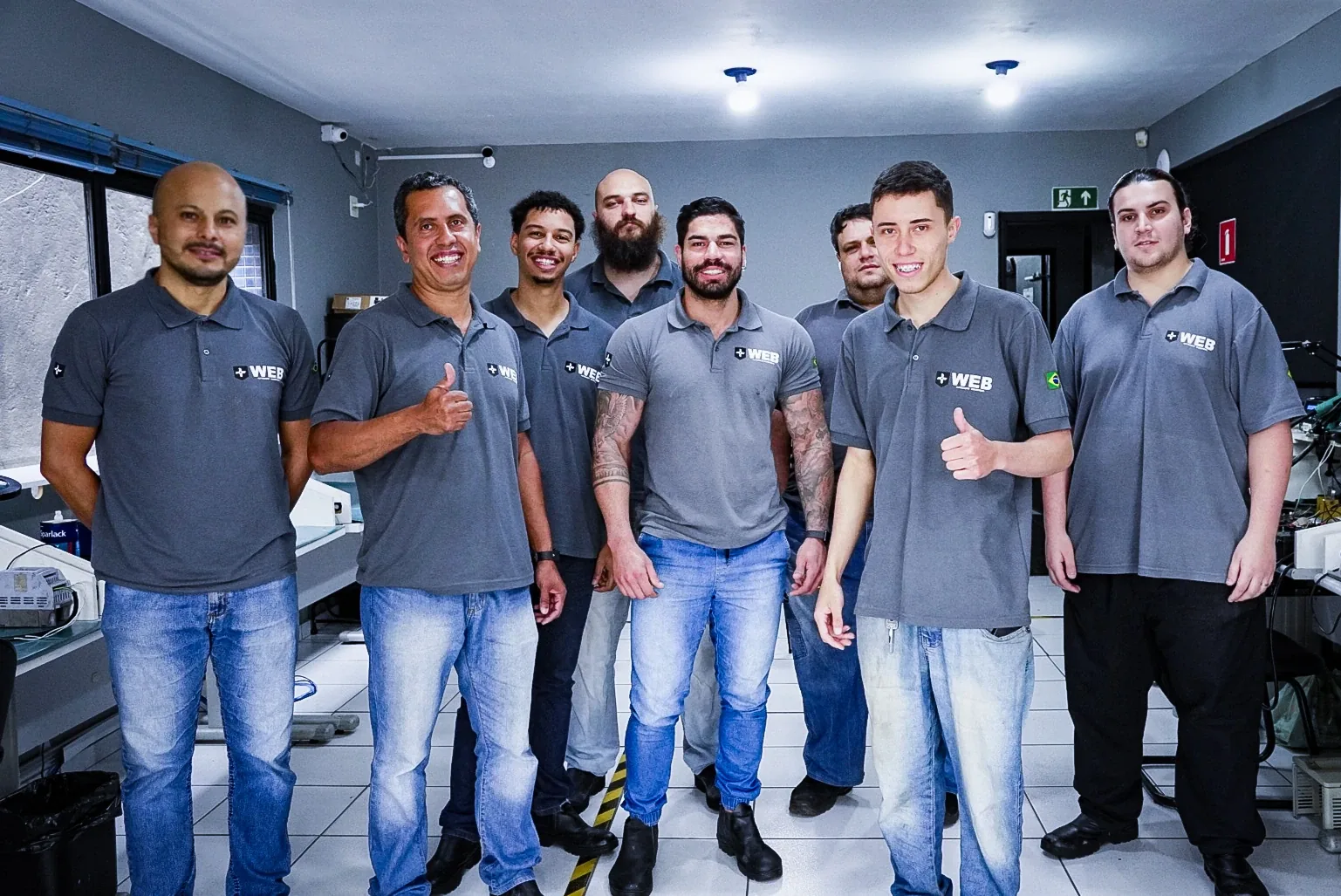 Equipe da WEB Automação Industrial reunida no laboratório